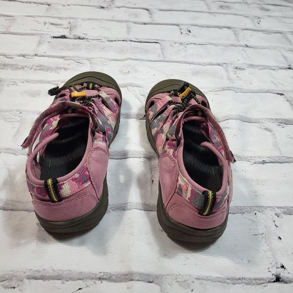 KEEN Pink Camouflage Closed Toe Hiking Waterproof Sandals Size 8 - Picture 3 of 4
